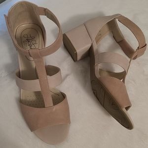 Life Stride Blush Colored Block Heel Shoes size 8 M